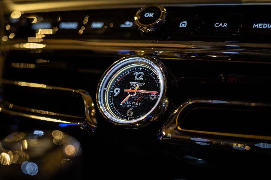 Детали интерьера Bentley Flying Spur 2020 года  (JP) (фото 6 из 25)